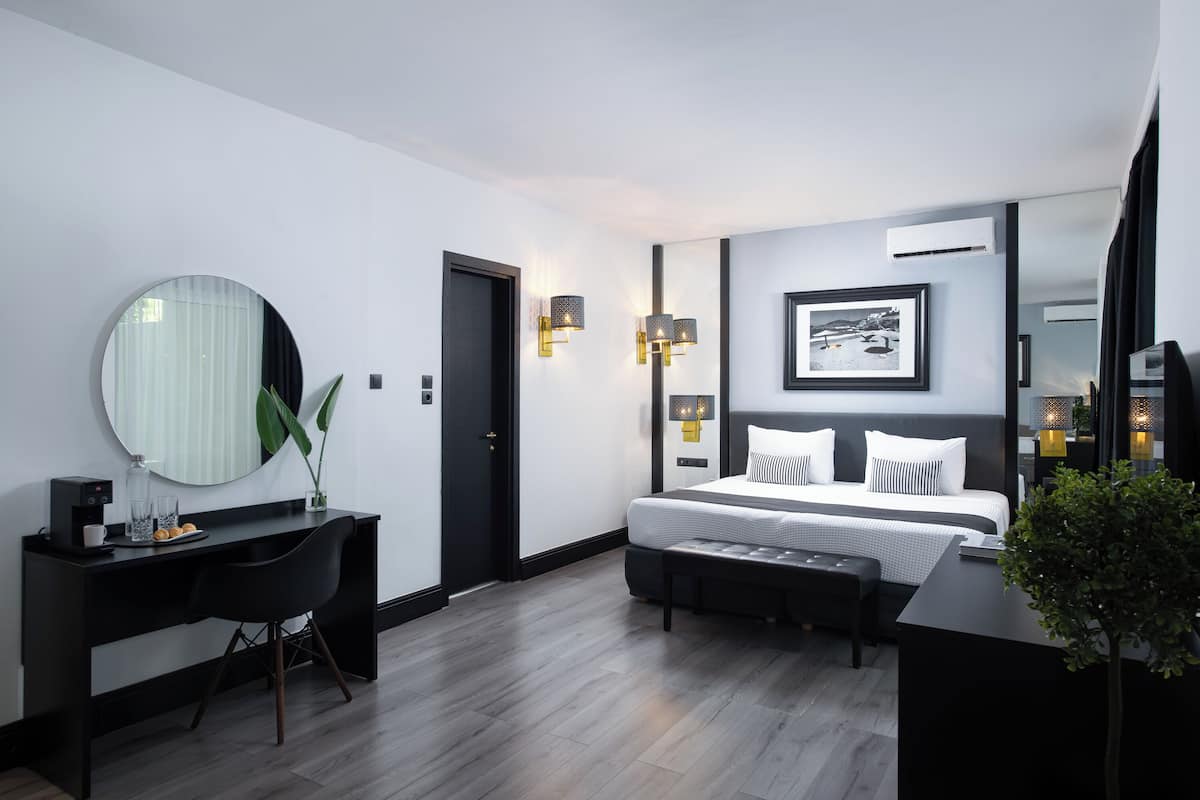 Quarto triplo premium, 1 quarto, vista para o jardim, no piso térreo | Frigobar, cofres nos quartos, escrivaninha, quartos à prova de som