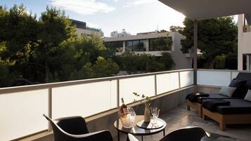 Suite Junior | Minibar, coffres-forts dans les chambres, bureau