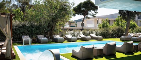Piscine extérieure (ouverte en saison), parasols de plage