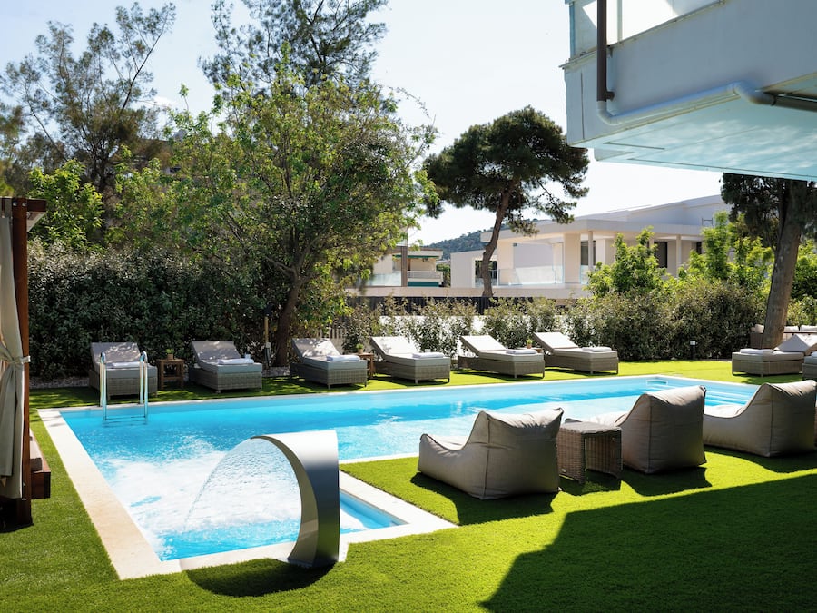 Piscina externa sazonal, guarda-sóis, espreguiçadeiras