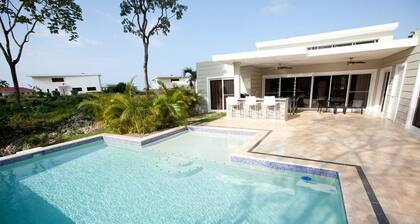 Stylish 3 bedroom w/ covered BBQ area by the pool