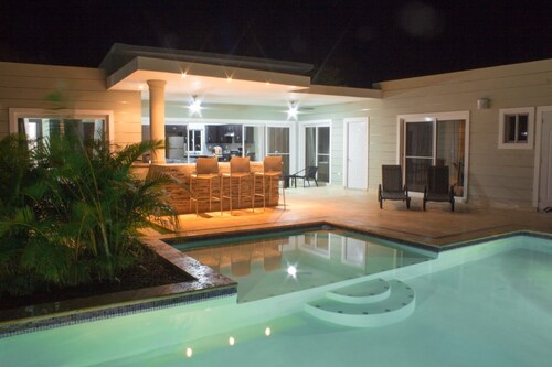 Stylish 3 bedroom w/ covered BBQ area by the pool