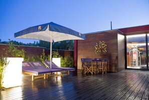 Indoor pool, seasonal outdoor pool, pool umbrellas, sun loungers - Vale de São Torcato Houses and Wine Bar (Guimarães)