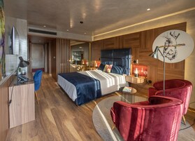 Classic Room, 1 Bedroom | 1 bedroom, premium bedding, minibar, desk