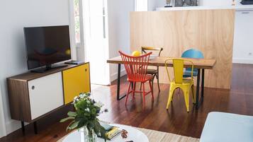Superior Loft, 1 Bedroom, Balcony | In-room dining