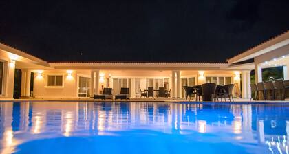Villa with 4 Master Bedrooms w En-suite Bathrooms