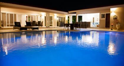 Villa with 4 Master Bedrooms w En-suite Bathrooms