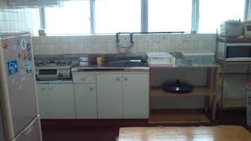 Lemari es di ruangan bersama dan microwave di ruangan umum