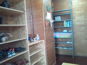 A storage area with shelves for shoes and books. - Shirahono Yado Aoiumi (Ishigaki)