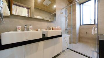 Superior Quadruple Room | Bathroom | Free toiletries, hair dryer, slippers, bidet