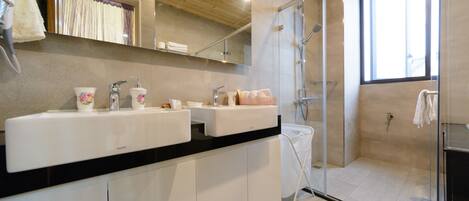 Superior Quadruple Room | Bathroom