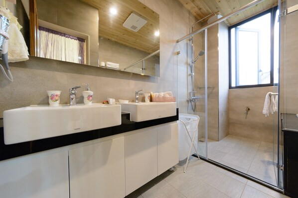 Quadrupla Superior | Bagno | Set di cortesia gratuito, asciugacapelli, pantofole, bidet