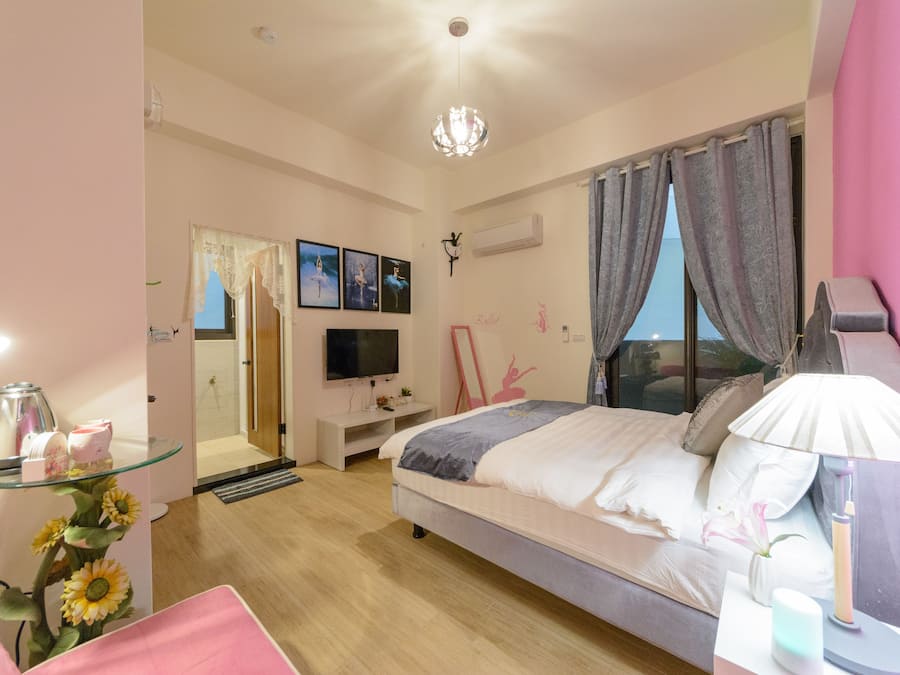 Decoración personalizada, muebles diferentes y cortinas blackout