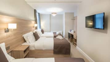 Habitación triple económica, baño compartido | Sala de estar | Televisión de pantalla plana