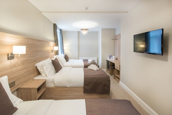 Economy Triple Room, Shared Bathroom | Living room | Flat-screen TV