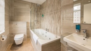 Superior Double Room, 1 King Bed, Jetted Tub | Bathroom | Free toiletries, hair dryer, bathrobes, towels - Docklands Lodge London (London)