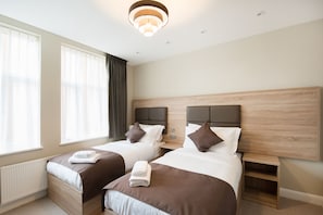 Minibar, caja de seguridad en la habitación y escritorio