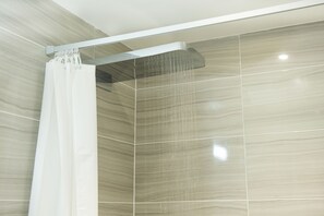 Bathroom shower - Docklands Lodge London (London)