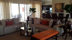 Villa, 6 habitaciones | Sala de estar | Televisión de pantalla plana 