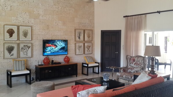 Villa, 6 habitaciones | Sala de estar | Televisión de pantalla plana 