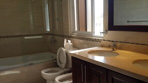 Villa, 6 habitaciones | Baño | Regadera, amenidades de baño gratuitas, toallas 