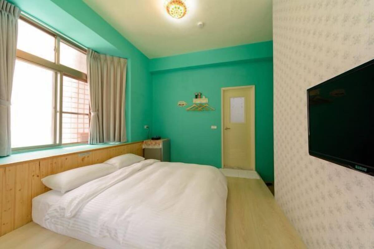 Blackout drapes, WiFi (free), bed sheets