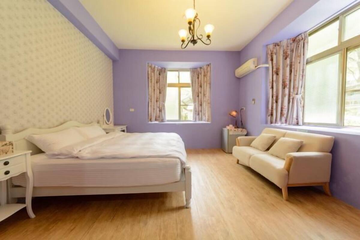 Blackout drapes, WiFi (free), bed sheets
