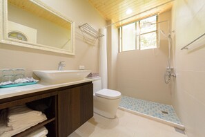 Habitación cuádruple familiar, 1 habitación, en una planta alta | Baño | Ducha, cabezal de ducha tipo lluvia, secador de pelo y zapatillas