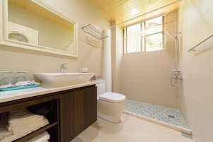 Family Quadruple Room, 1 Bedroom, Tower | Bathroom
