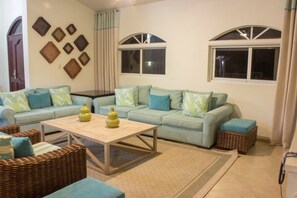 Villa, 6 habitaciones | Sala de estar | Televisión de pantalla plana 