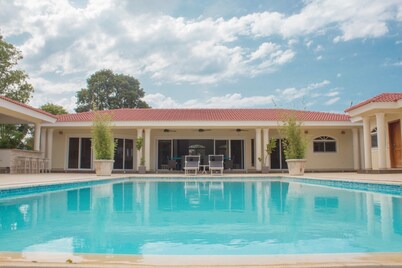 Touch of elegance! 6 Bedroom near the beach