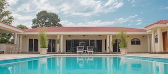 Touch of elegance! 6 Bedroom near the beach