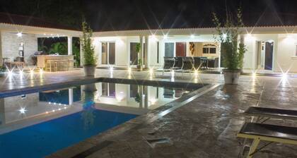 Touch of elegance! 6 Bedroom near the beach