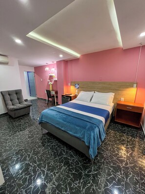 Signature Suite | Desk, laptop workspace, iron/ironing board, free WiFi - Hotel Brisas de Calima (Cali)