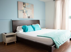 Departamento familiar | Escritorio y espacio para trabajar con laptop