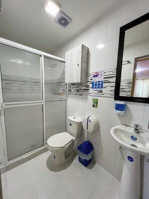 Ducha, artículos de tocador gratuitos, secador de pelo, toallas