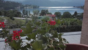 Un balcon avec vue sur un lac et des montagnes.