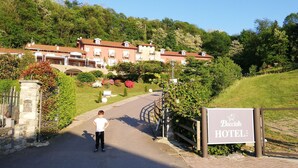 Une pancarte indiquant que l’hôtel Boccaccio est une propriété privée.