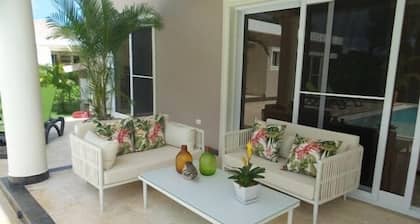 New six bedroom with BBQ and large pool
