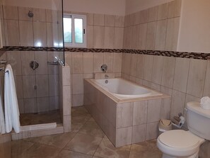 Villa, 6 chambres | Salle de bain | Douche, articles de toilette (gratuits), serviettes fournies