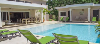 New six bedroom with BBQ and large pool