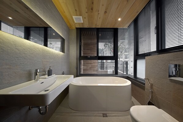 Family Quadruple Room, 2 Queen Beds, Bathtub | Deep soaking bathtub - Laurel Villa (Yuchi)
