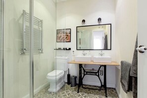 Luxury Apartment | Bathroom