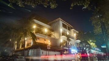 A szálláshely homlokzata – este/éjszaka