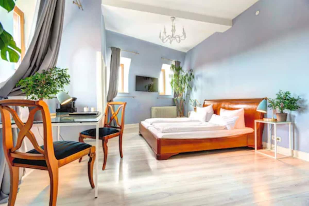 Biancheria da letto di alta qualità, minibar, cassaforte in camera