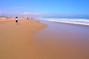 Beach nearby, white sand - Aparthotel Sole Bello (Torrevieja)