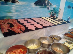 Daily buffet breakfast (EUR 9 per person) - Aparthotel Sole Bello (Torrevieja)