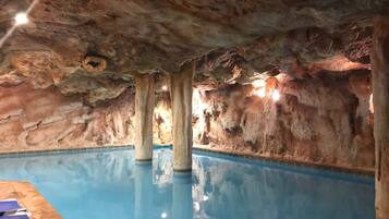 Una piscina cubierta