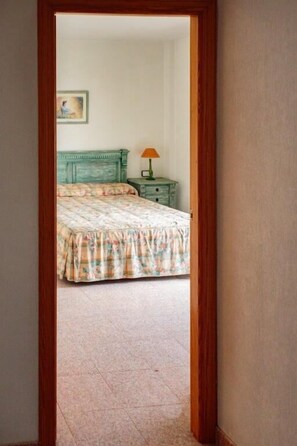 Zimmersafe, Schreibtisch, Verdunkelungsvorhänge, Bügeleisen/Bügelbrett