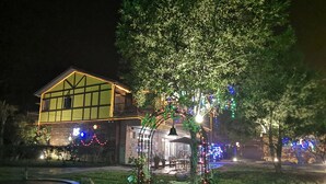住宿正面 (夜晚)